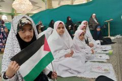 حضور نوجوانان در نماز جمعه با پرچم فلسطین