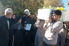 استقبال مادر شهید از شهید گمنام