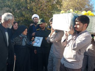 استقبال مادر شهید از شهید گمنام