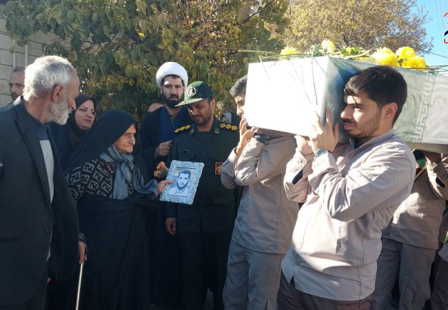 استقبال مادر شهید از شهید گمنام