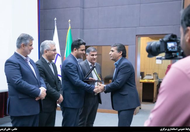 اهدای لوح تقدیر به شهردار تفرش به عنوان یکی از شهرداری های برگزیده استان مرکزی