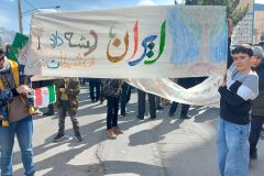 ما پشت رهبرمان ایستاده‌ایم..