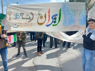 ما پشت رهبرمان ایستاده‌ایم..